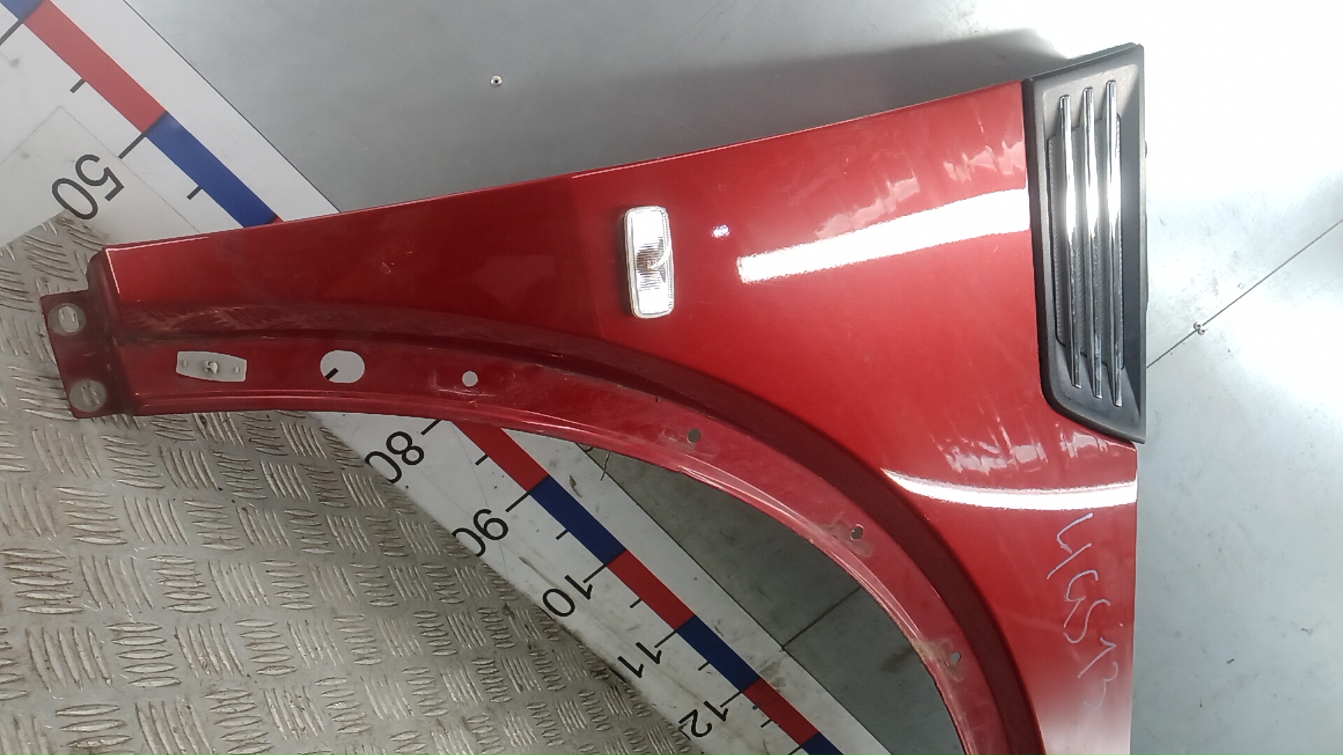 Крыло переднее правое