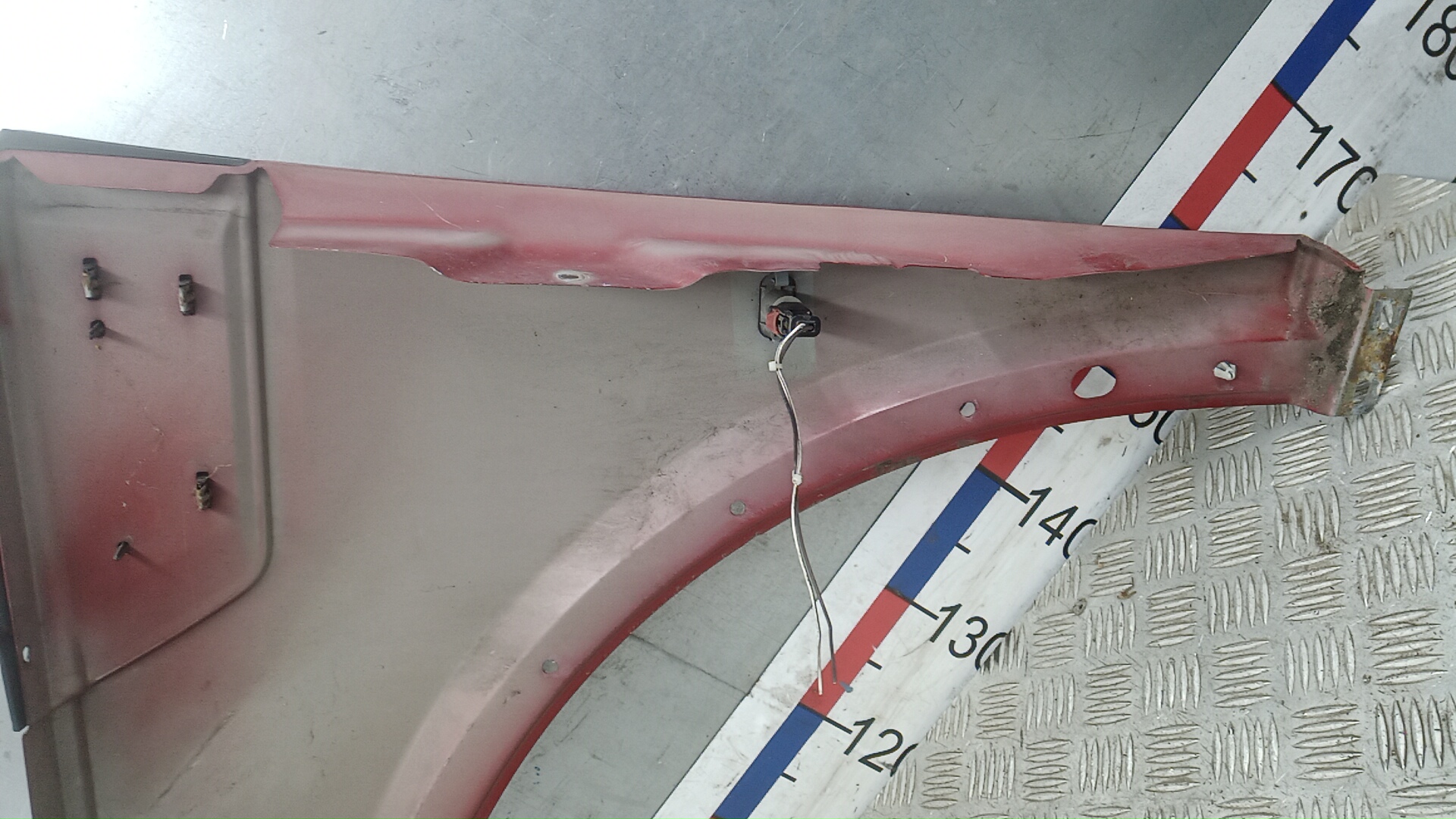 Крыло переднее правое