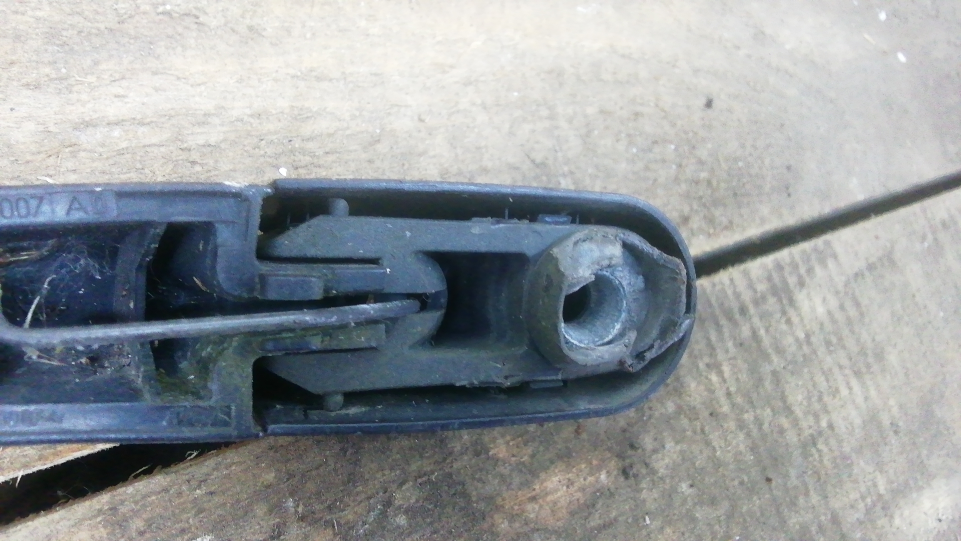 Поводок стеклоочистителя заднего