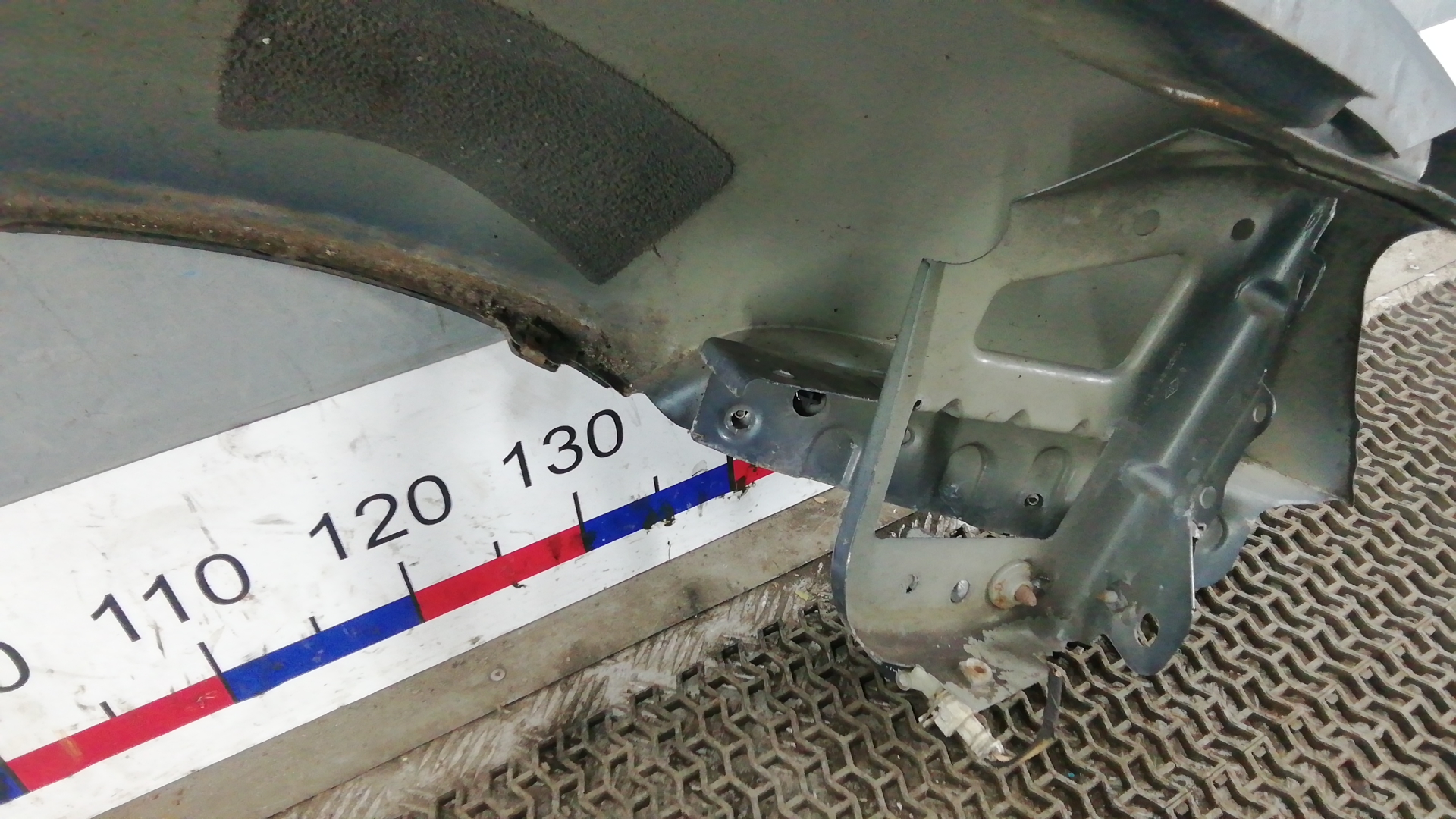 Крыло переднее левое