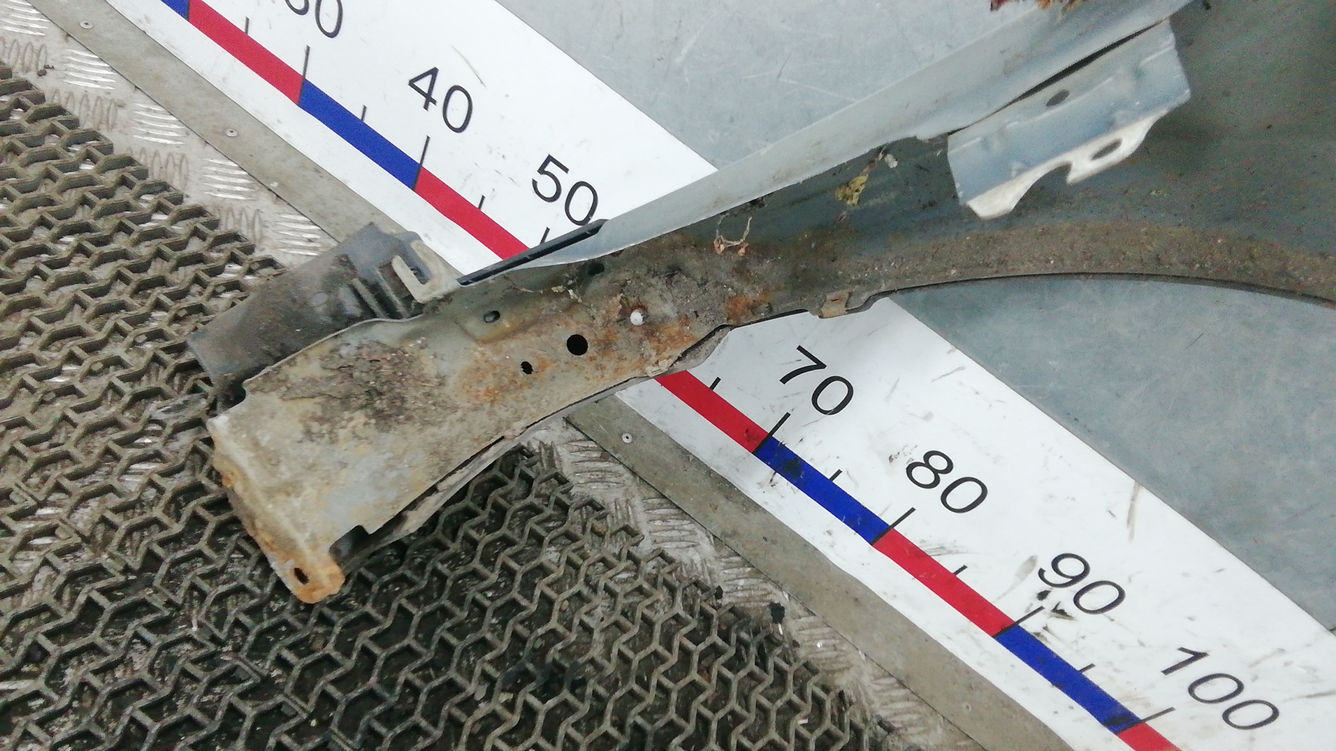 Крыло переднее левое