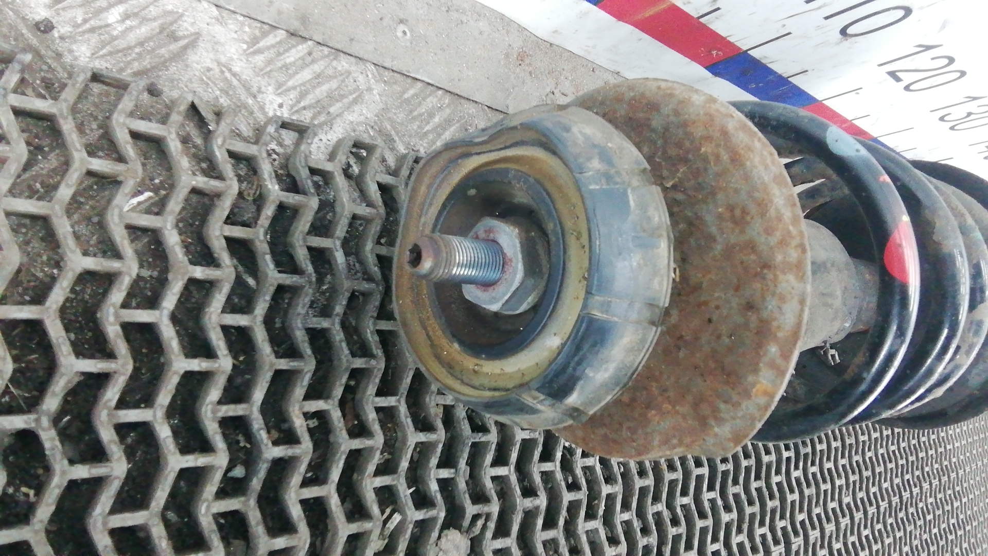 Амортизатор передний правый