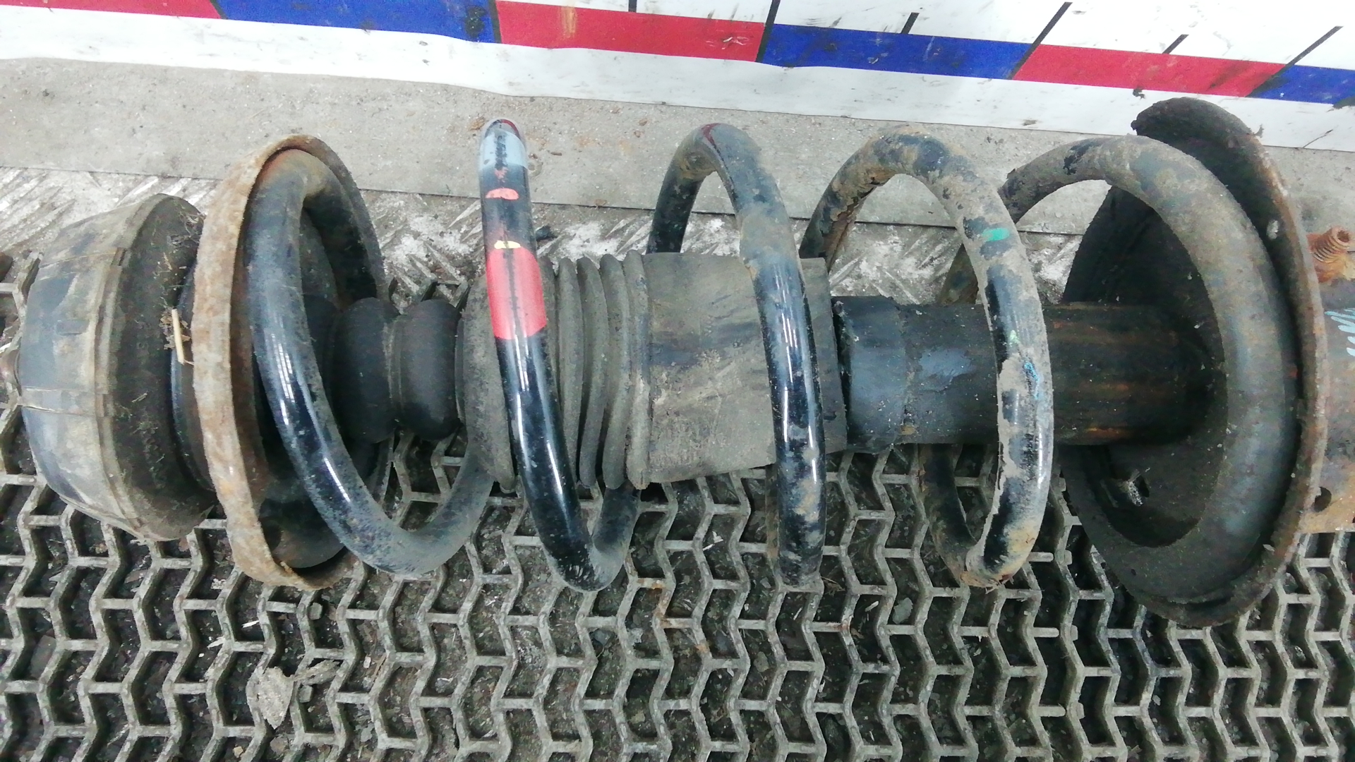 Амортизатор передний правый