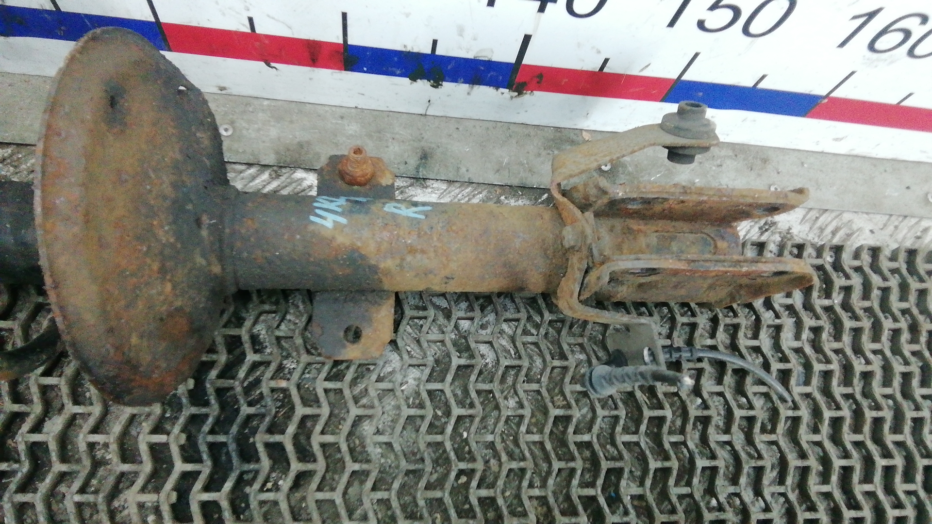 Амортизатор передний правый