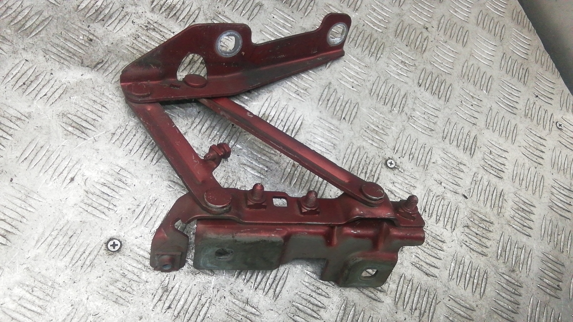 Петля капота