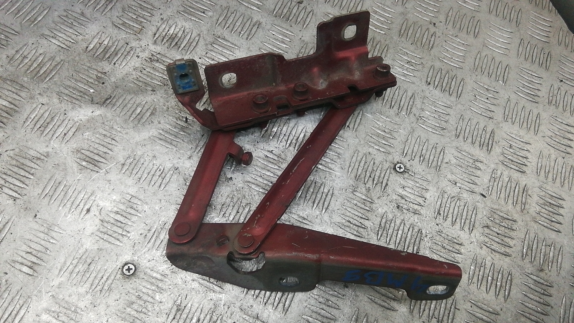 Петля капота