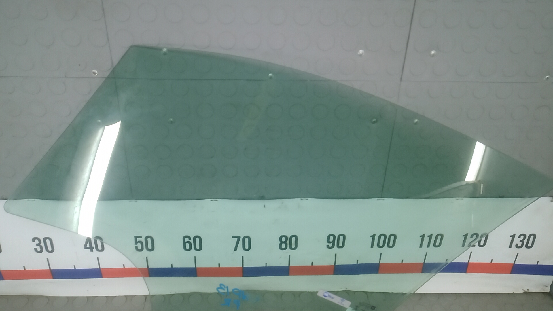 Стекло двери передней правой