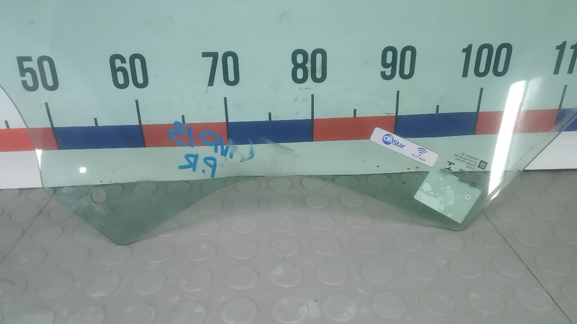 Стекло двери передней правой