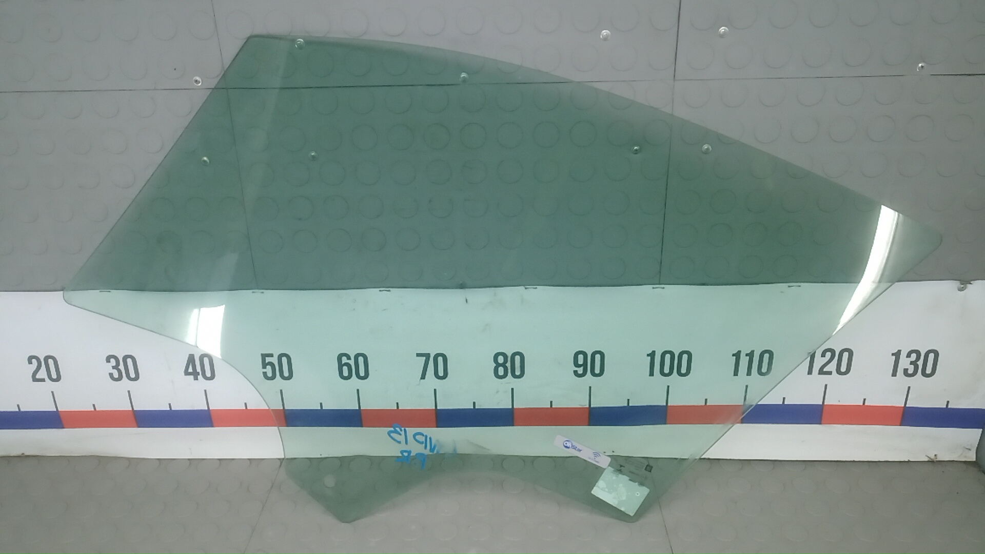 Стекло двери передней правой