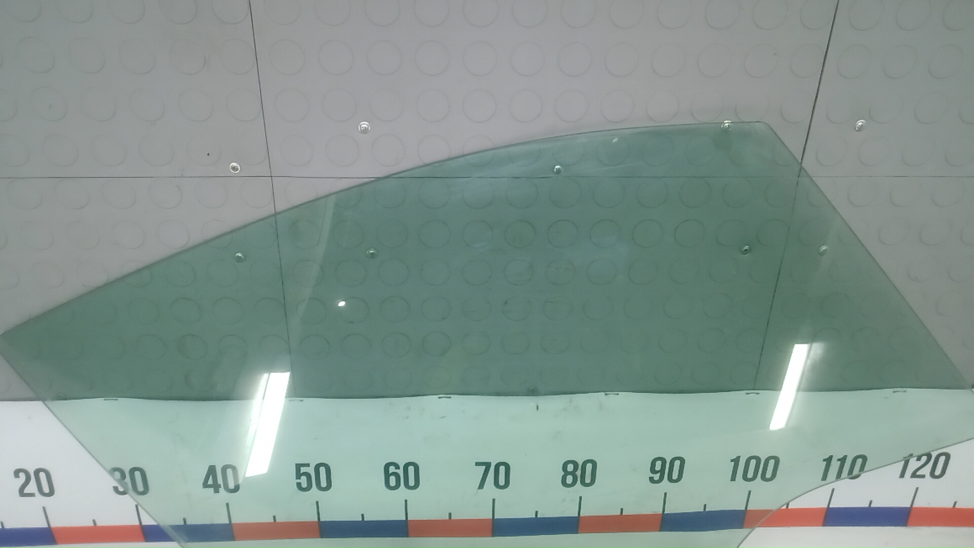 Стекло двери передней правой