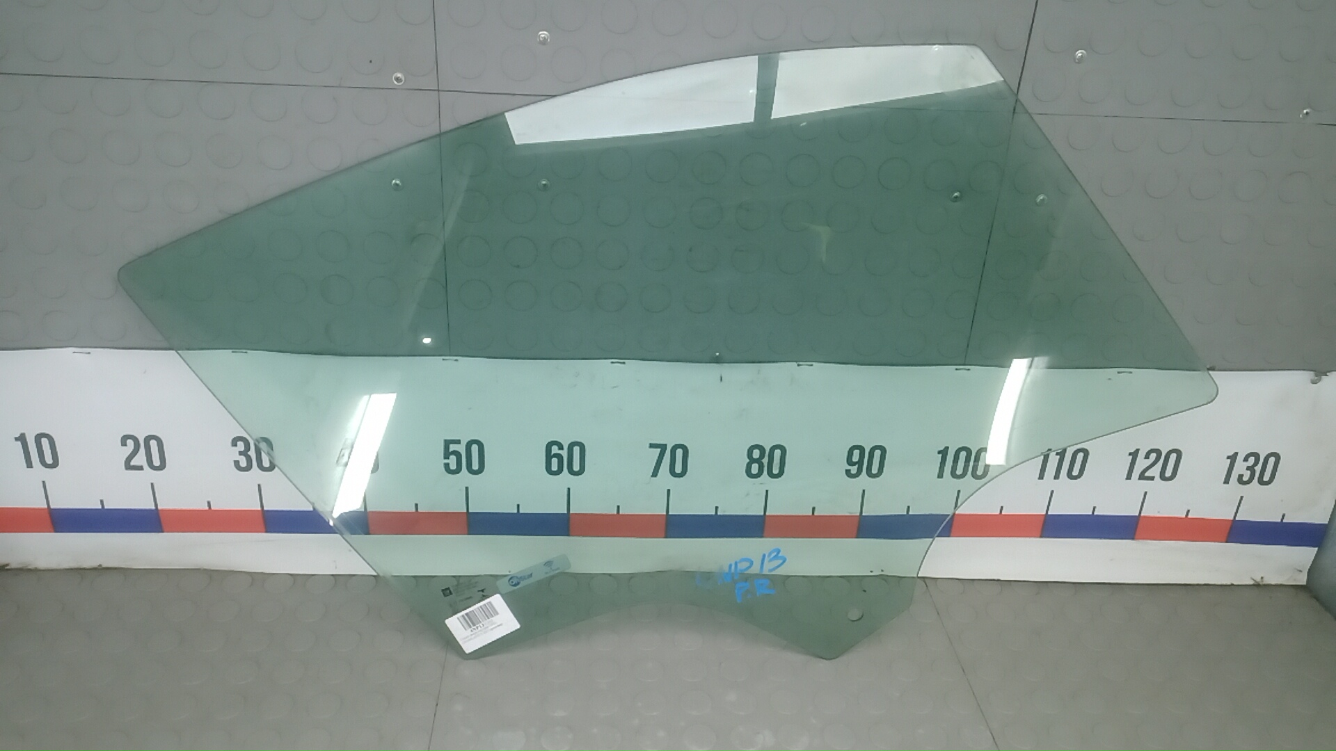 Стекло двери передней правой