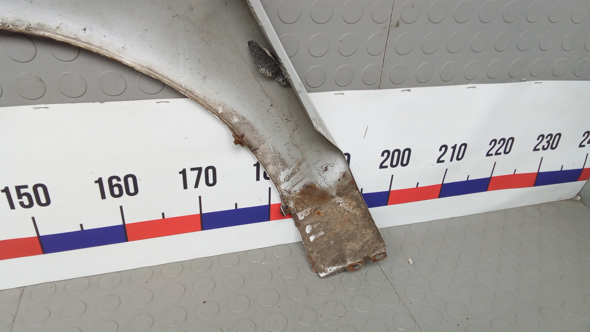 Крыло переднее правое