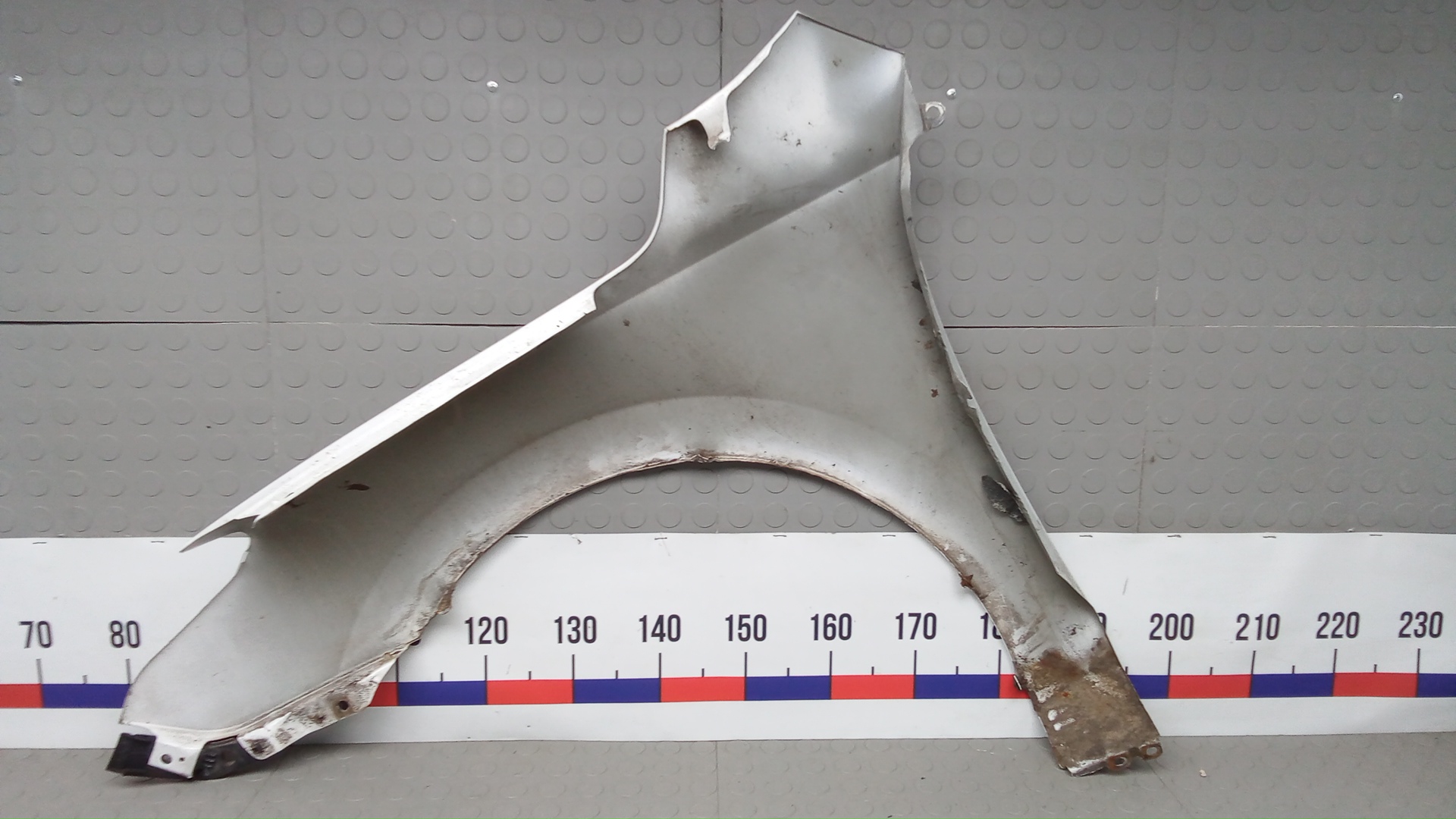 Крыло переднее правое