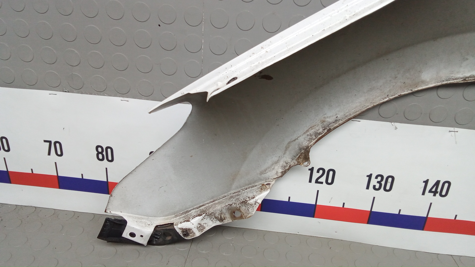 Крыло переднее правое