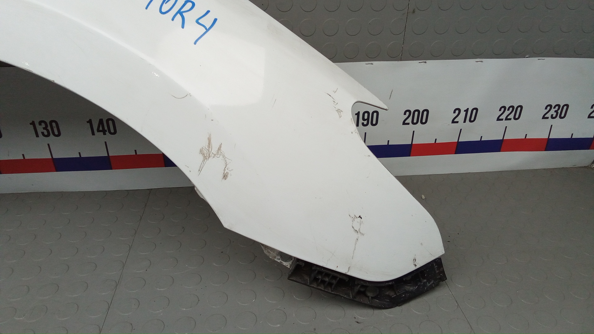 Крыло переднее правое