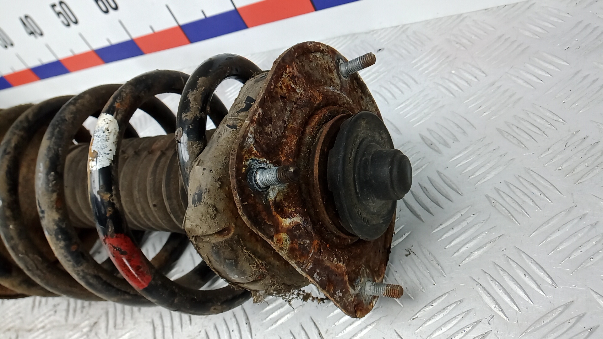 Амортизатор передний левый