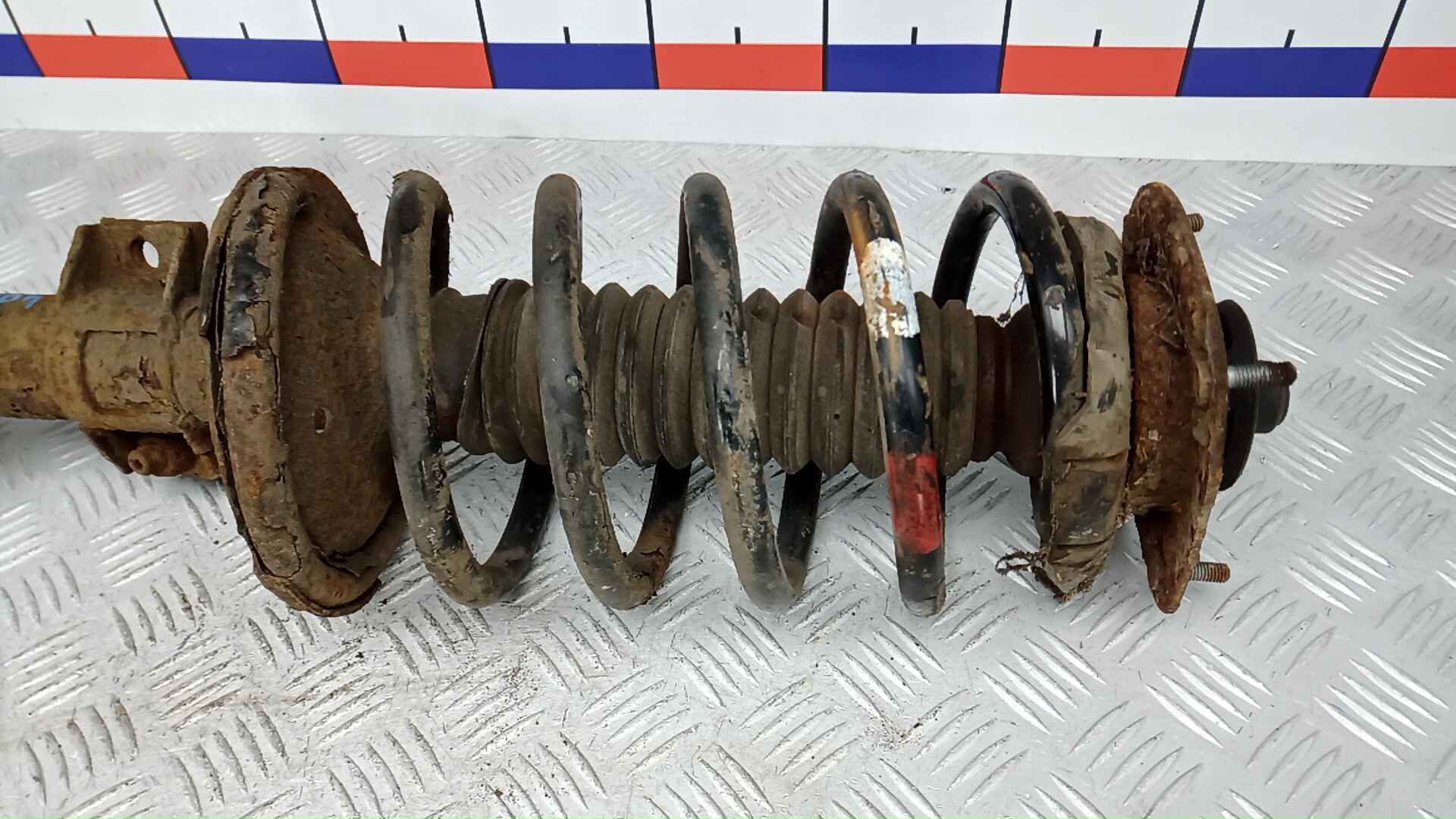 Амортизатор передний левый