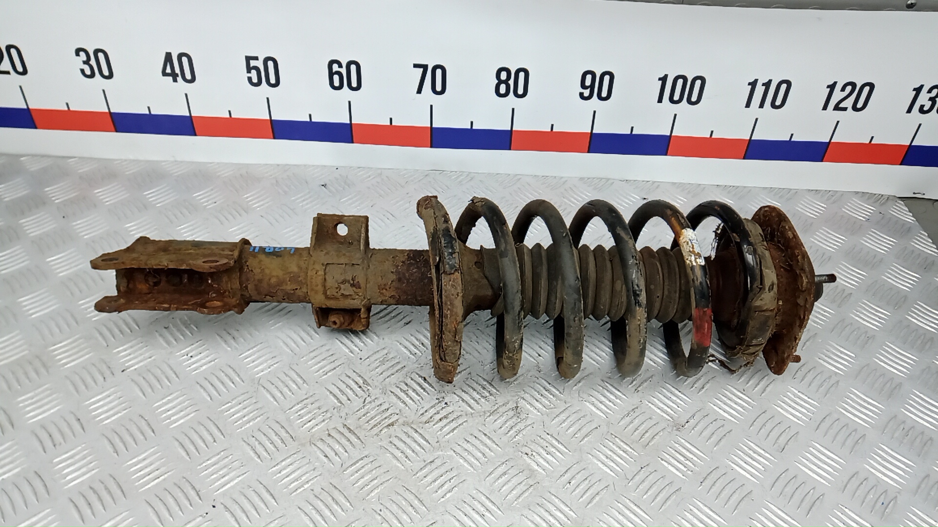 Амортизатор передний левый