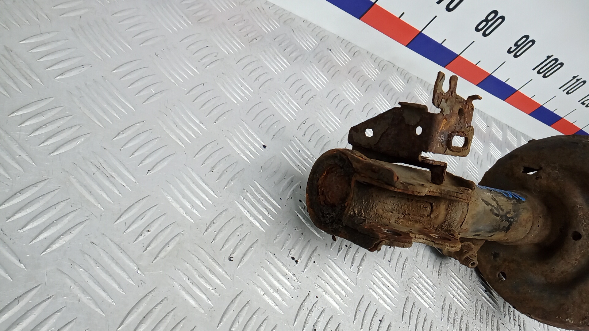 Амортизатор передний левый