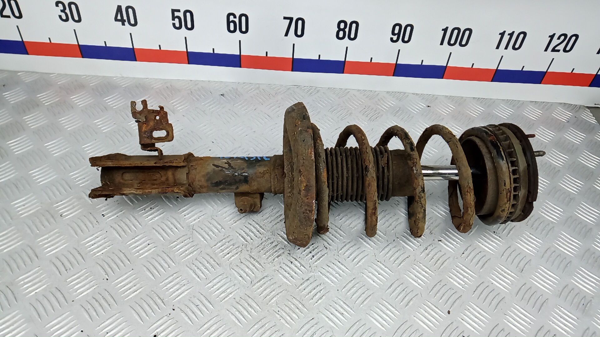 Амортизатор передний левый