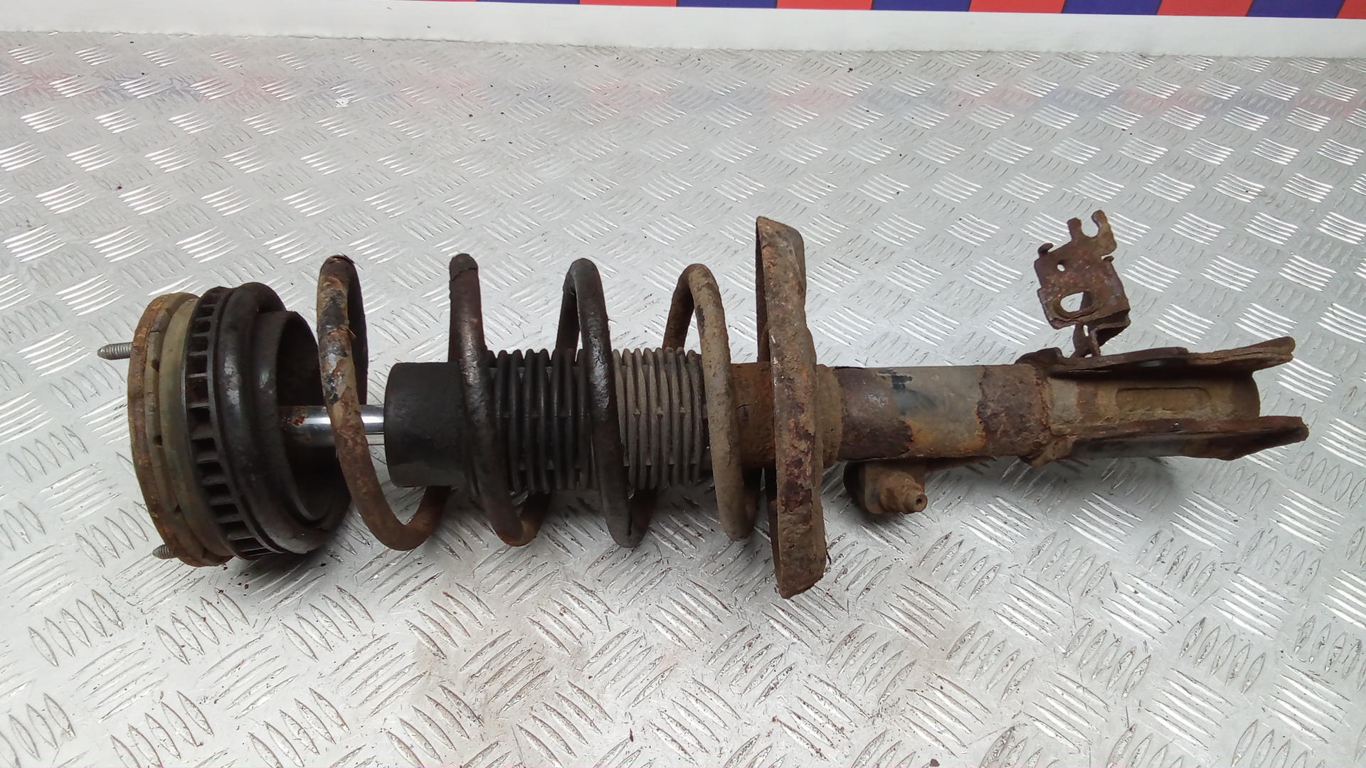 Амортизатор передний правый