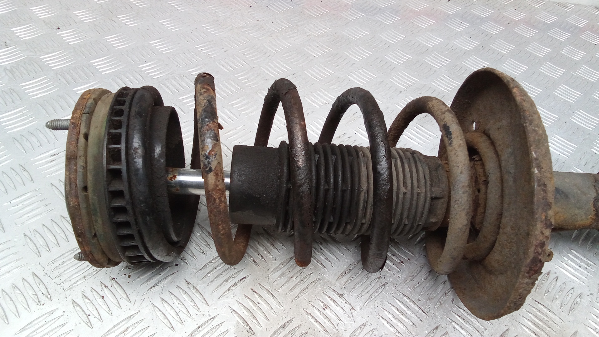 Амортизатор передний правый