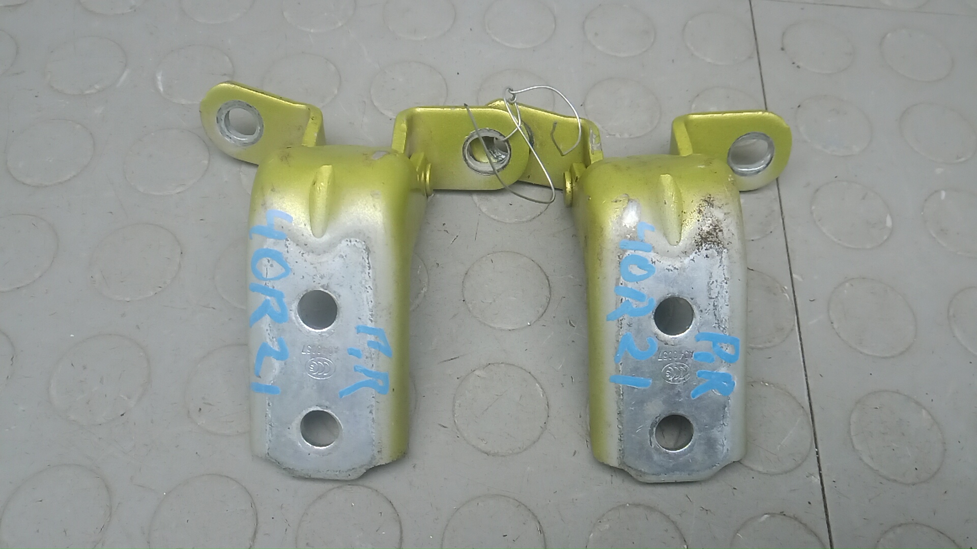 Петля двери