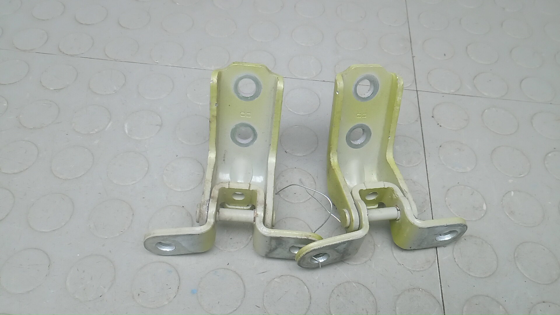 Петля двери