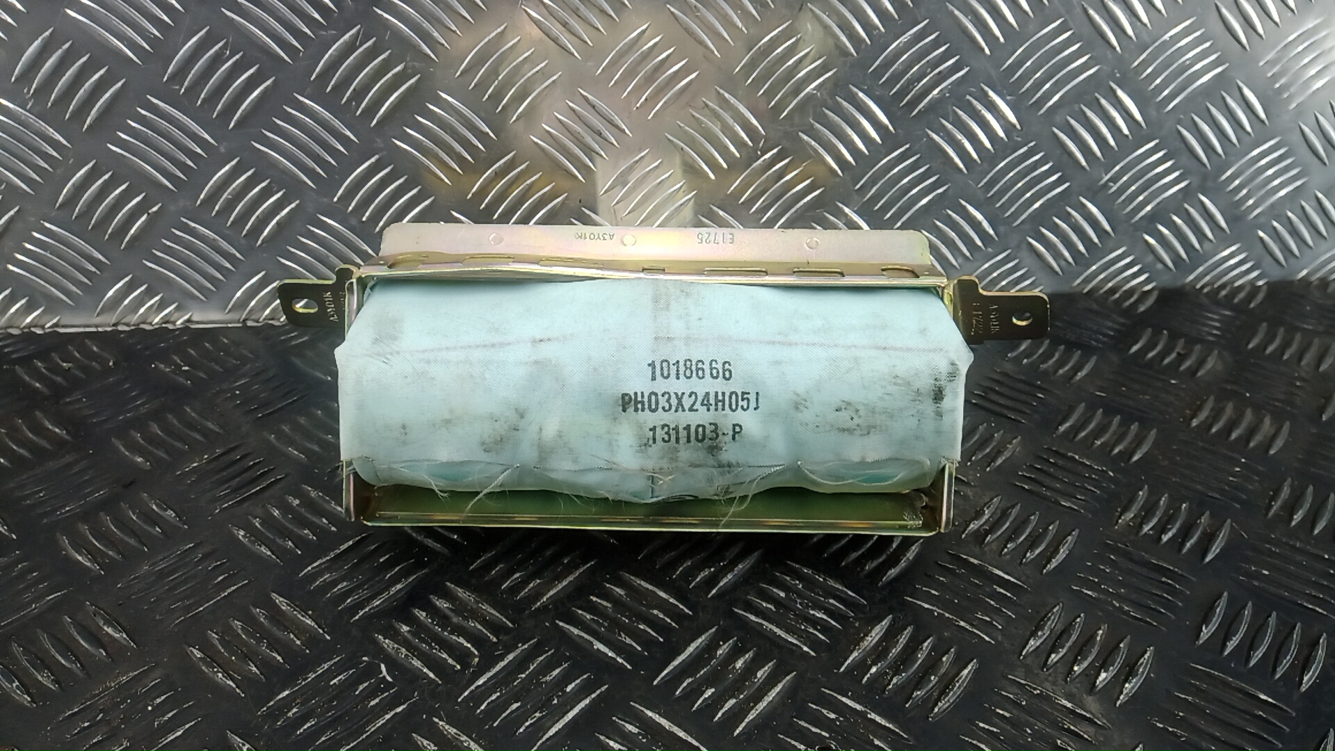 Подушка безопасности пассажирская (в торпедо)