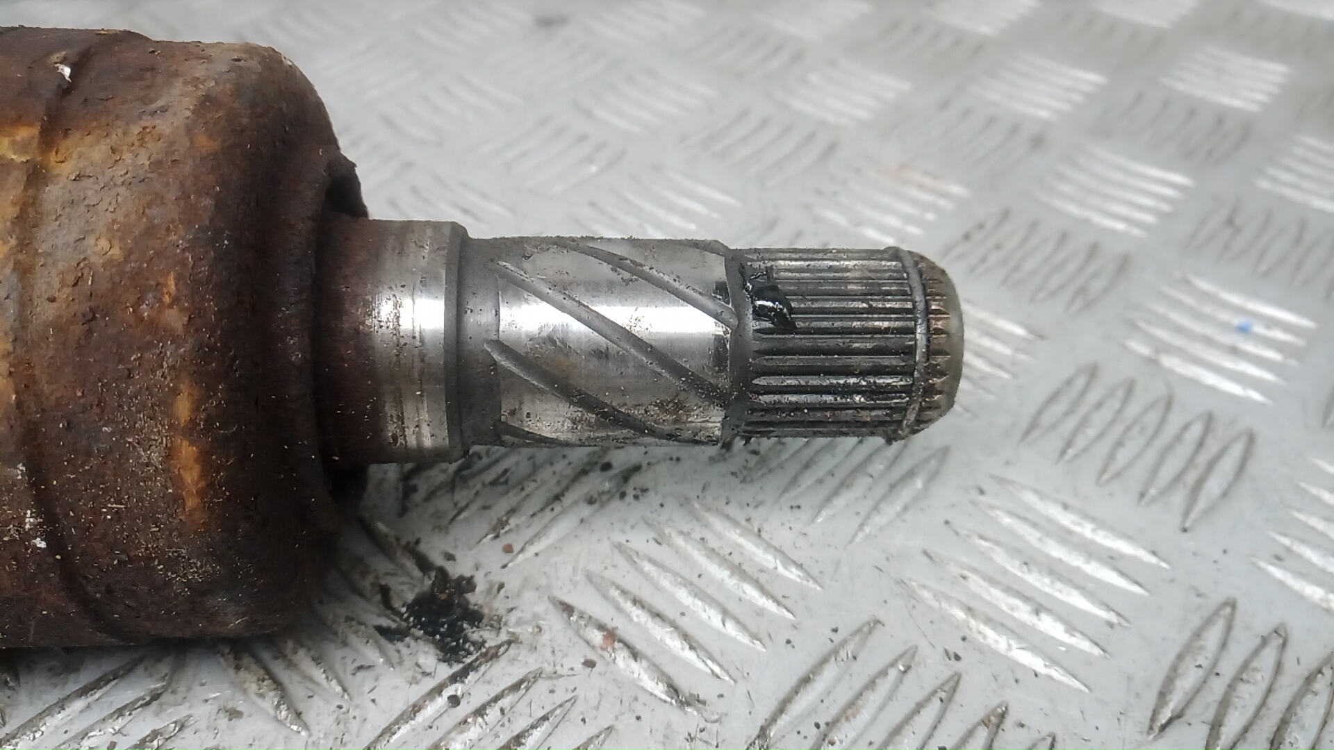 Полуось передняя левая