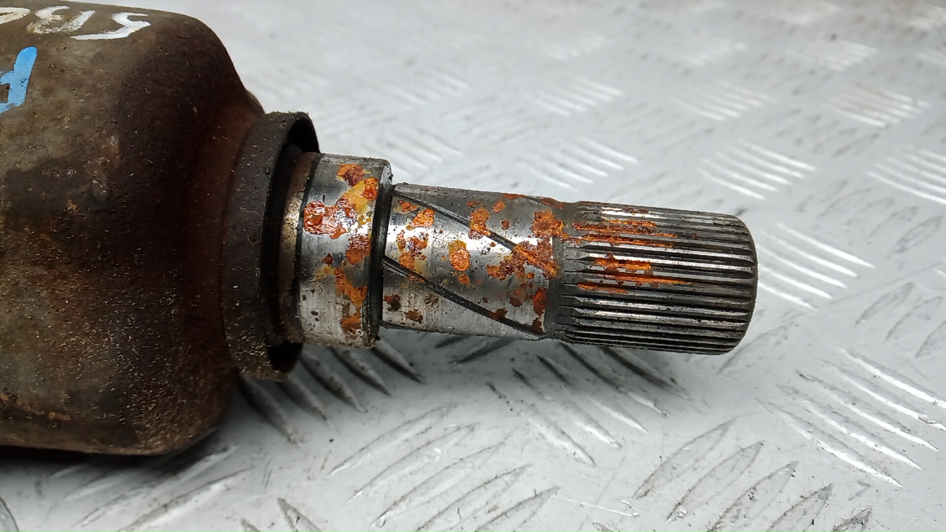 Полуось передняя левая