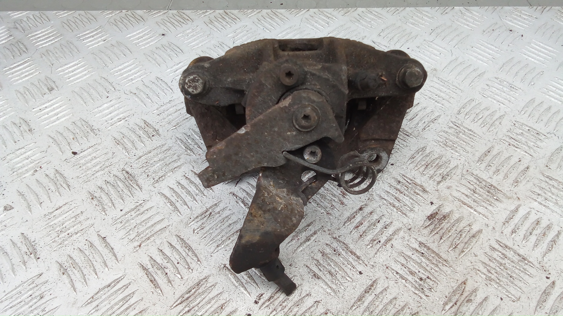 Суппорт задний левый