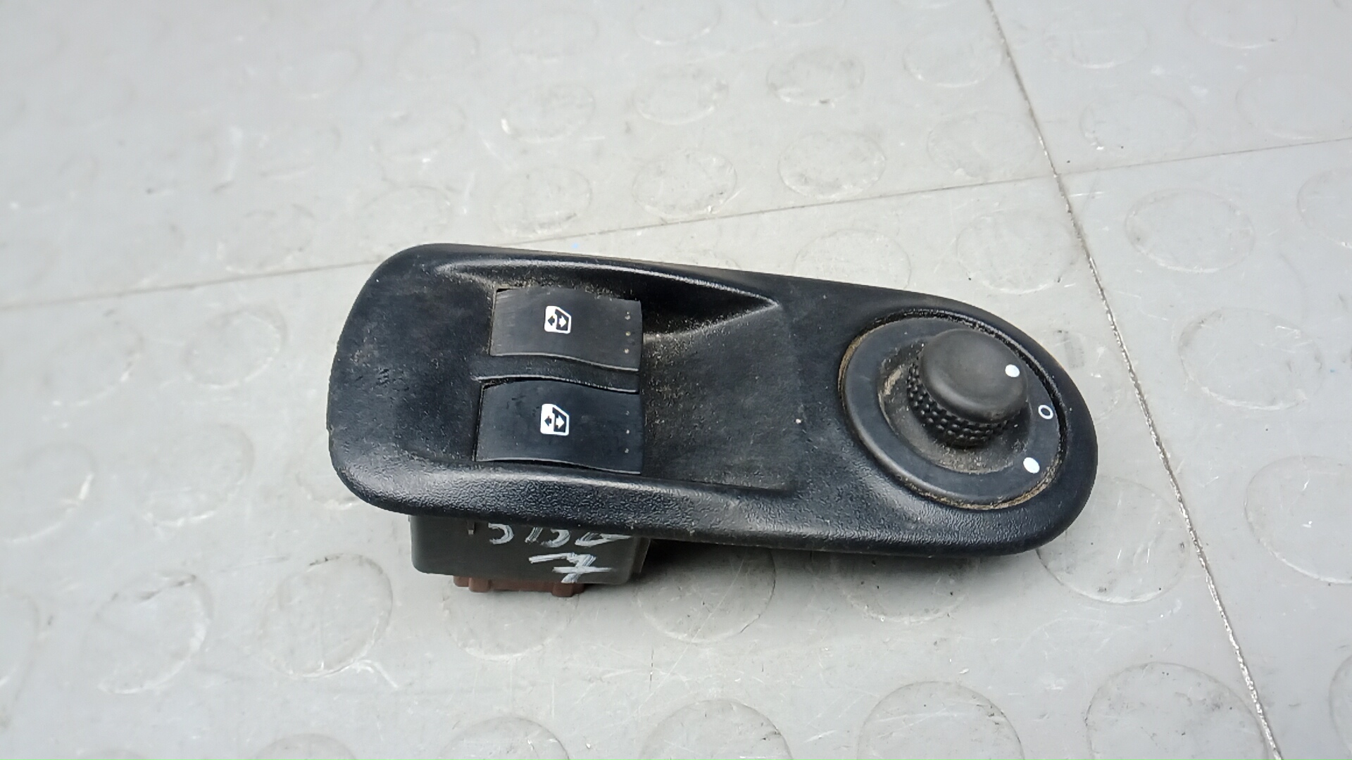 Кнопка стеклоподъемника