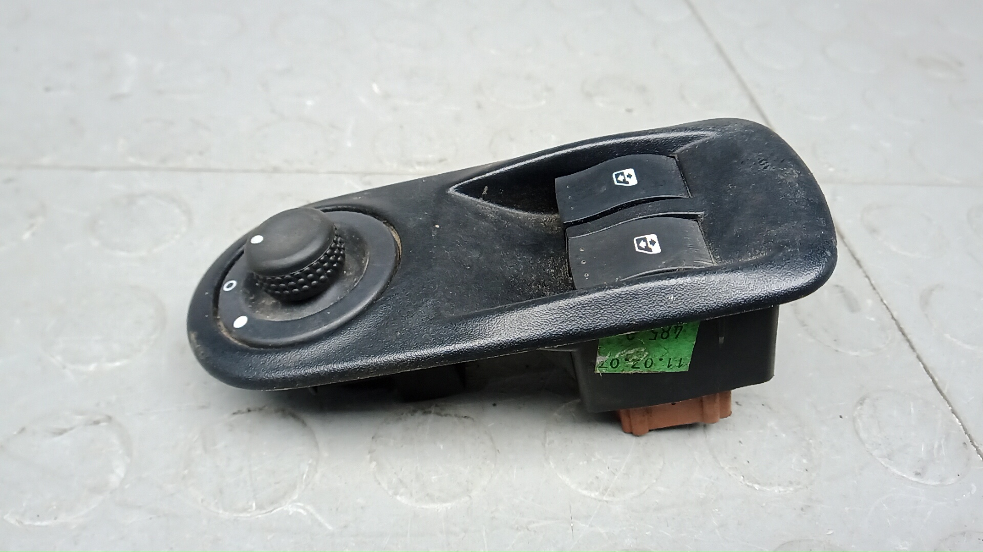 Кнопка стеклоподъемника