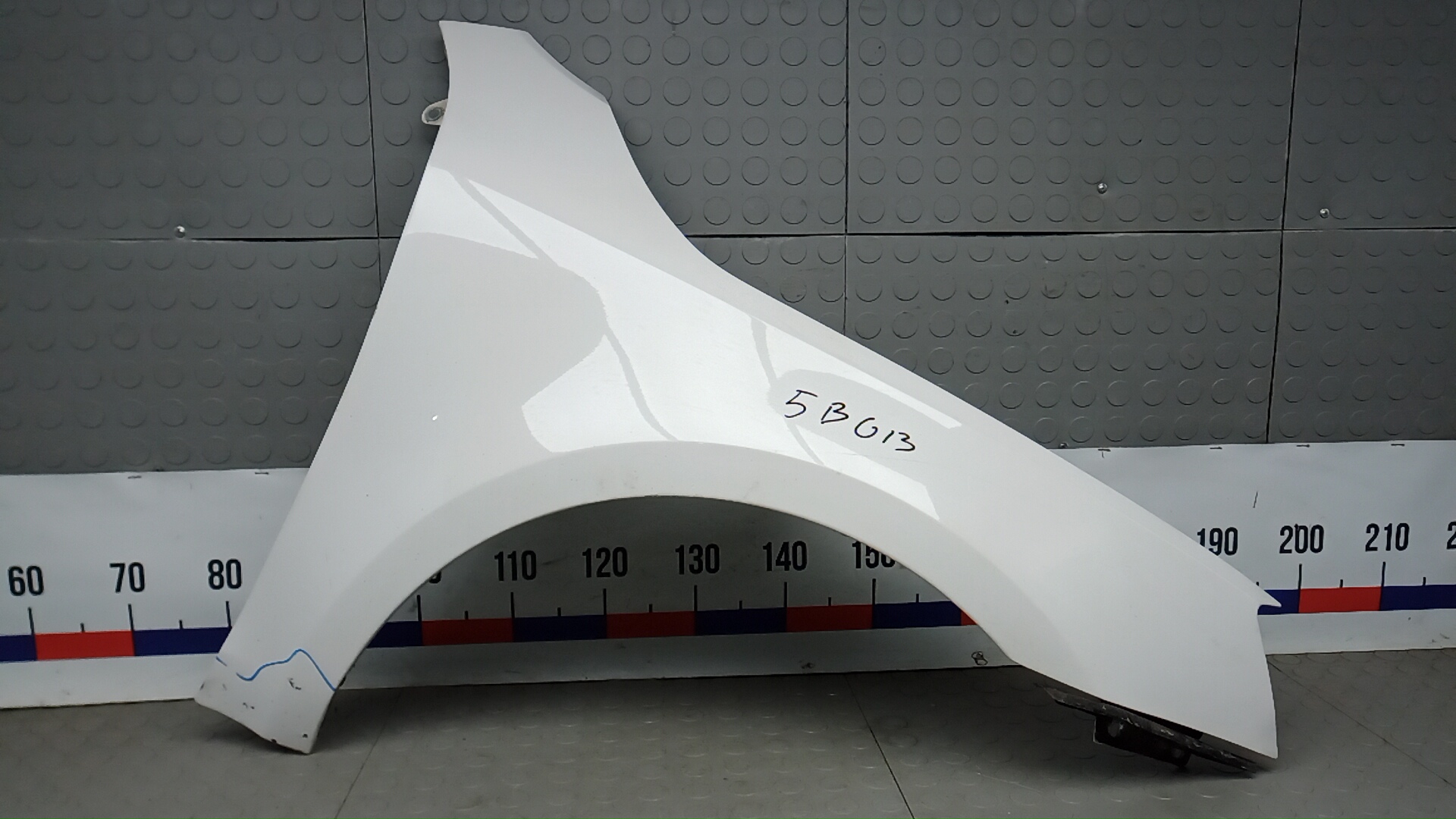 Крыло переднее правое