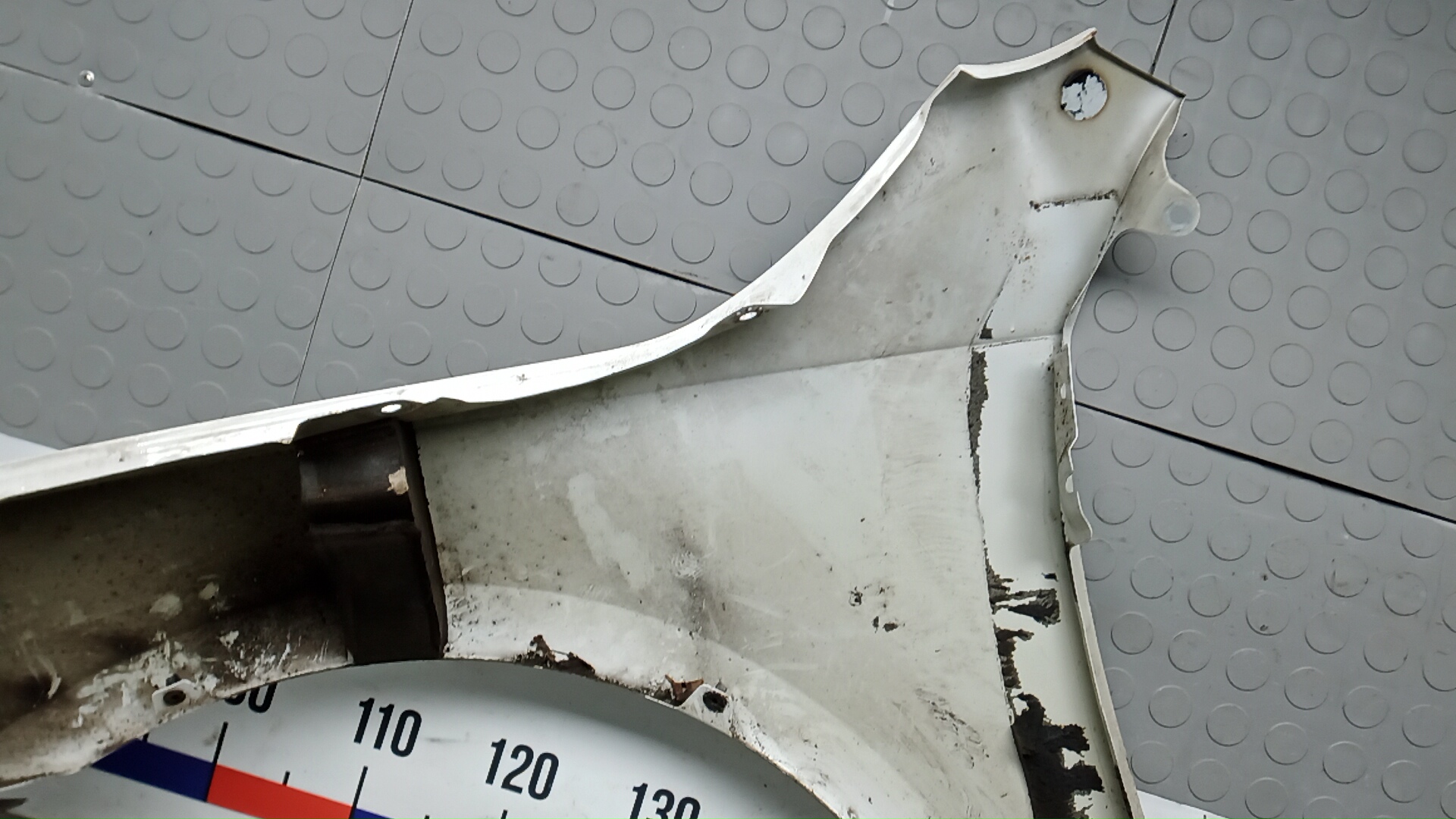 Крыло переднее правое