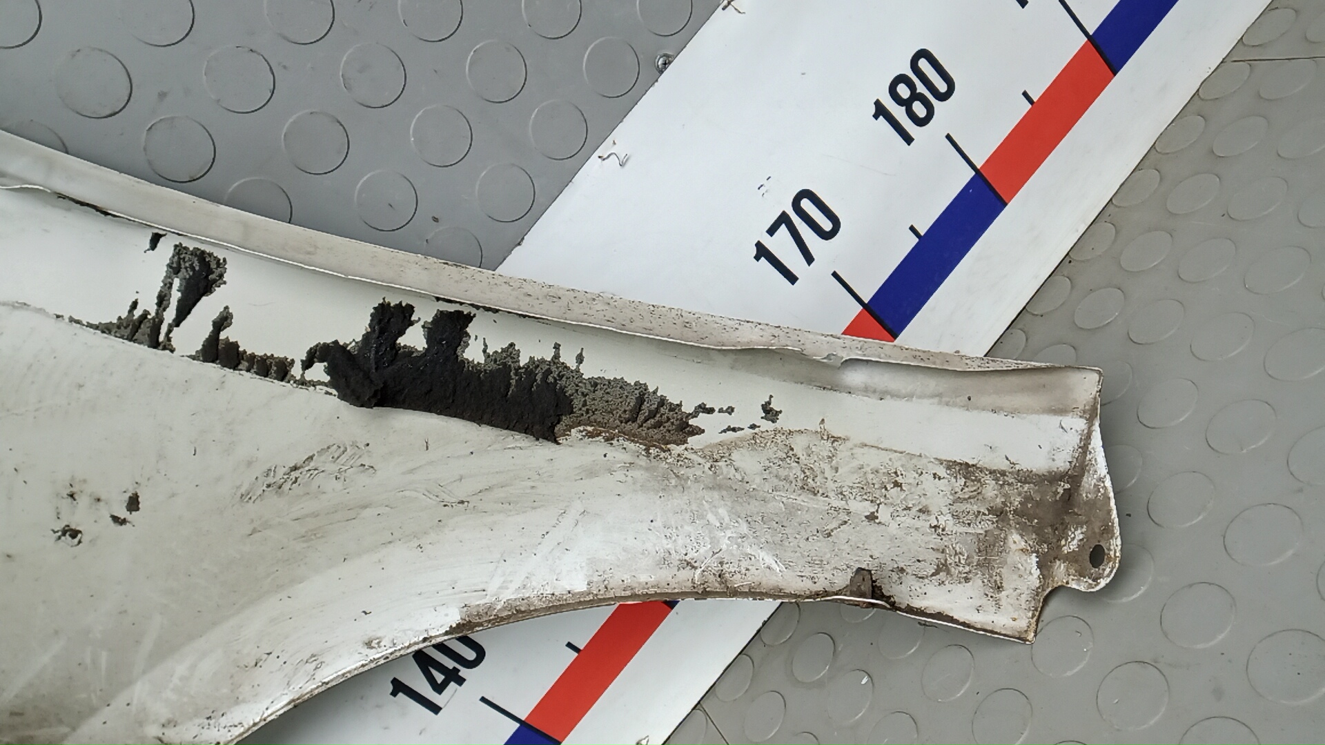 Крыло переднее правое