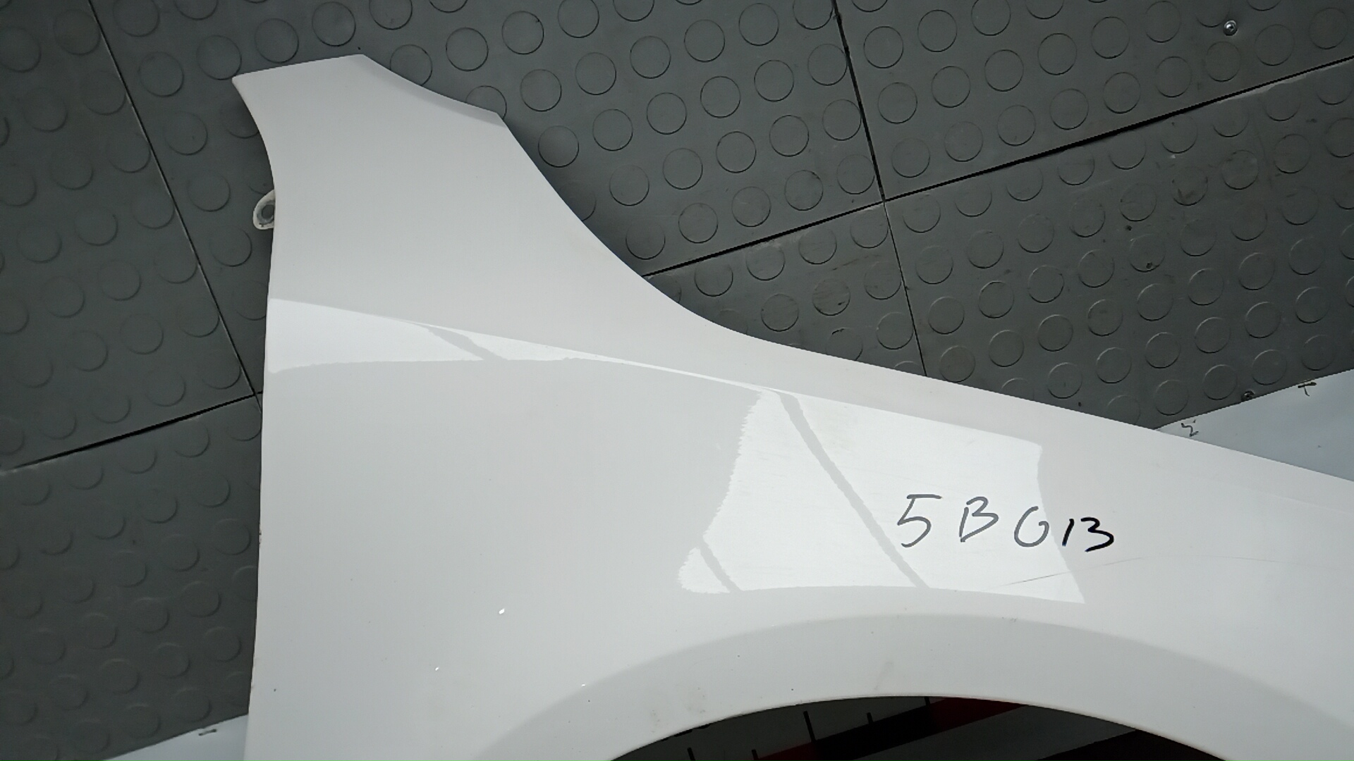 Крыло переднее правое