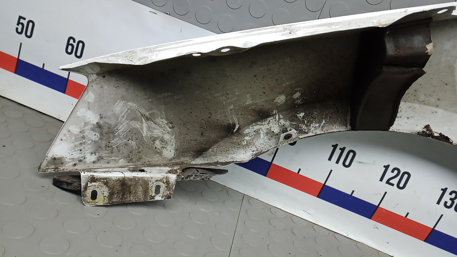 Крыло переднее правое