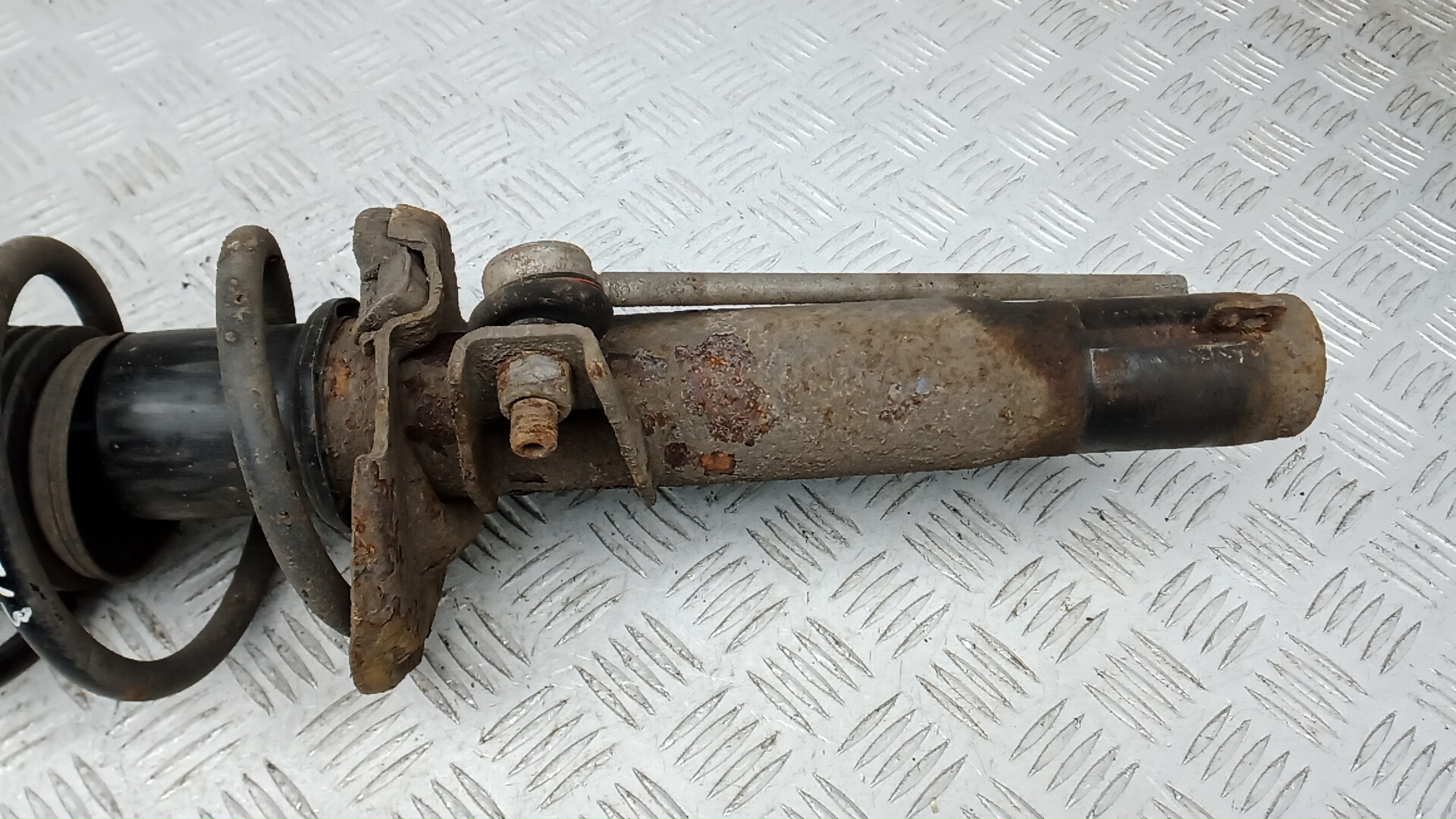 Амортизатор передний левый