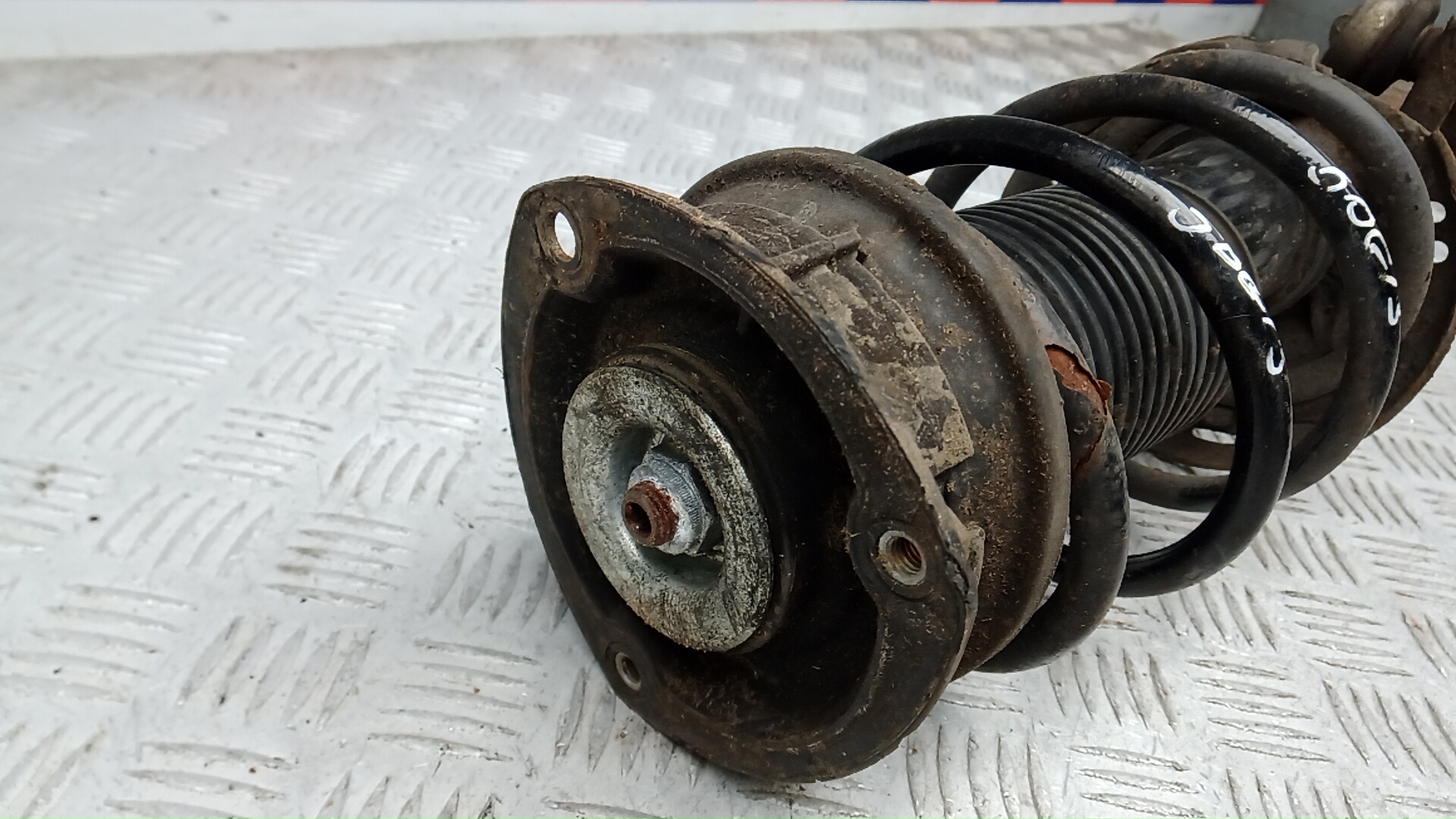 Амортизатор передний левый