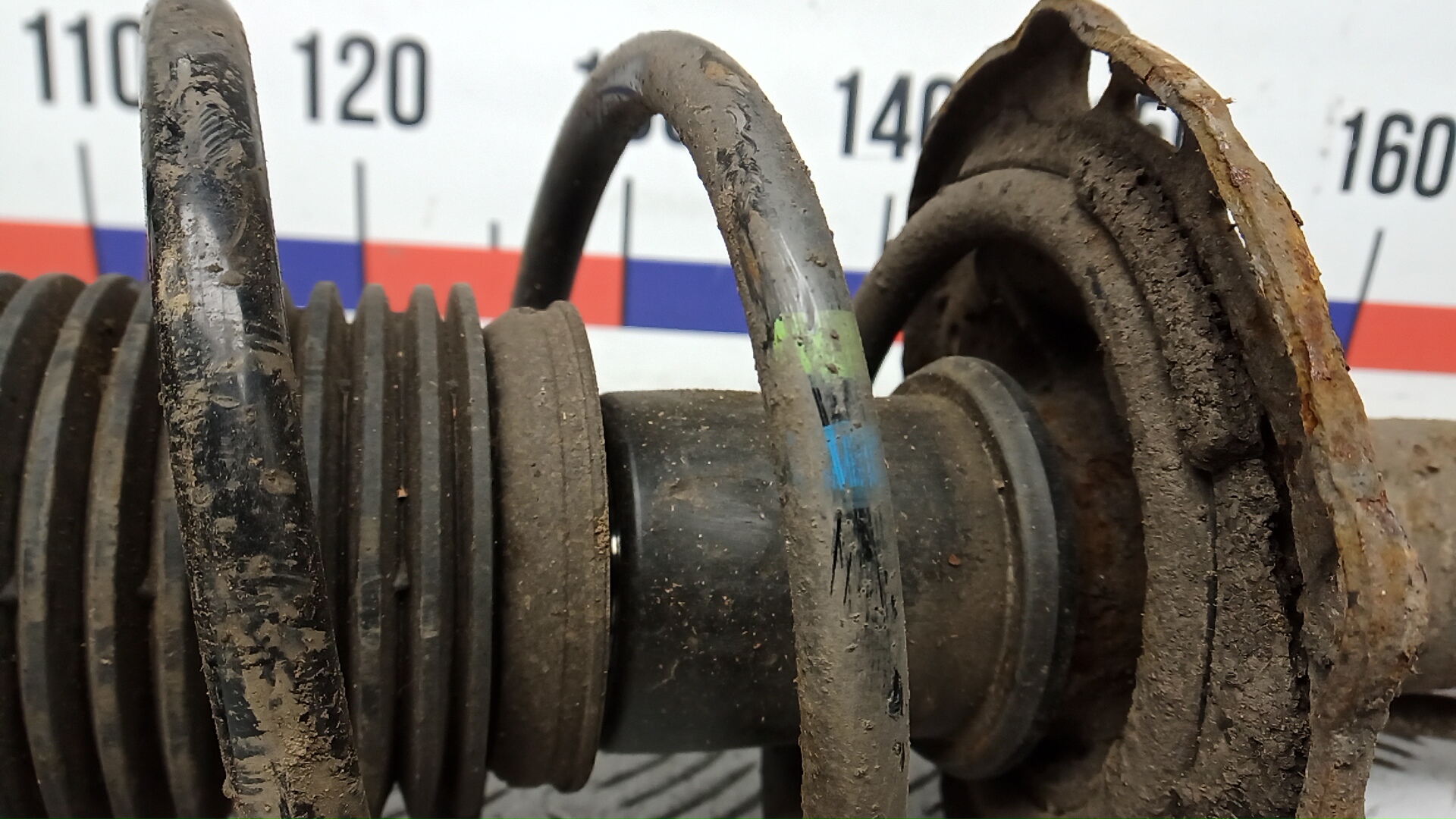 Амортизатор передний левый