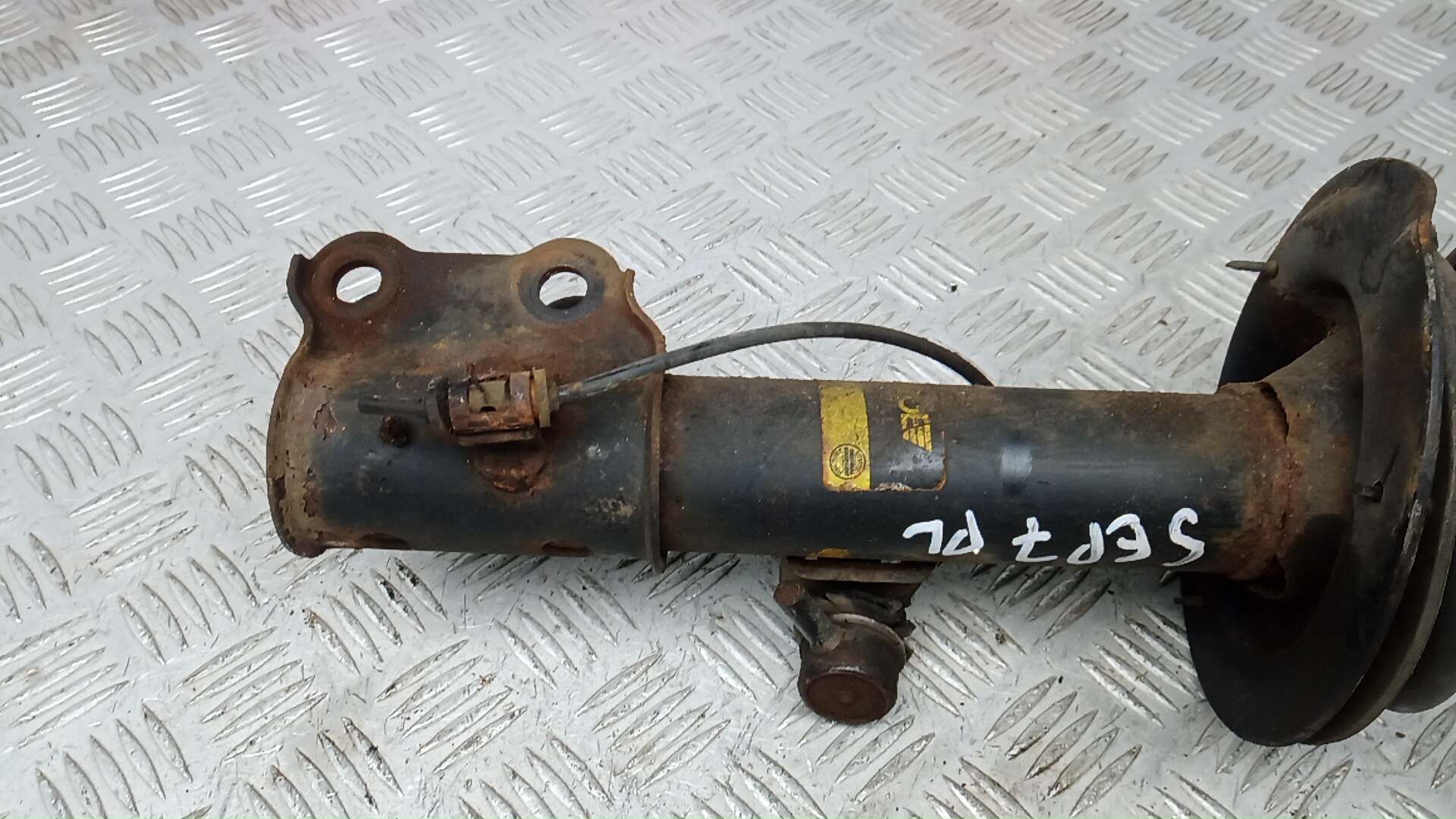 Амортизатор передний левый