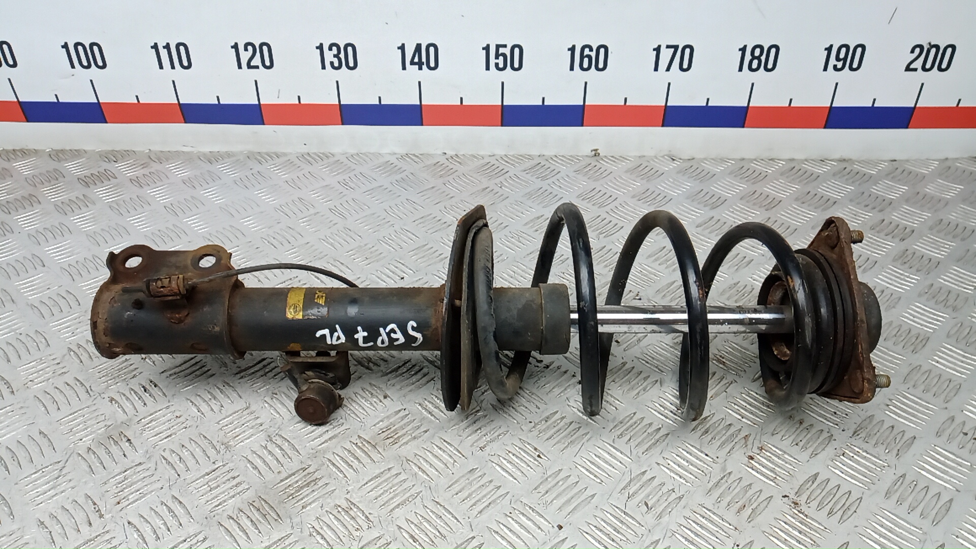 Амортизатор передний левый