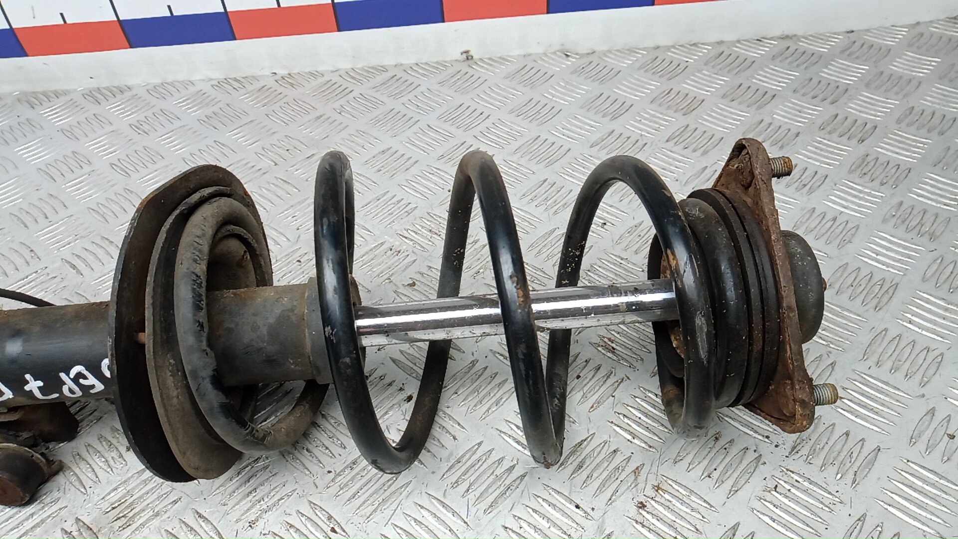 Амортизатор передний левый