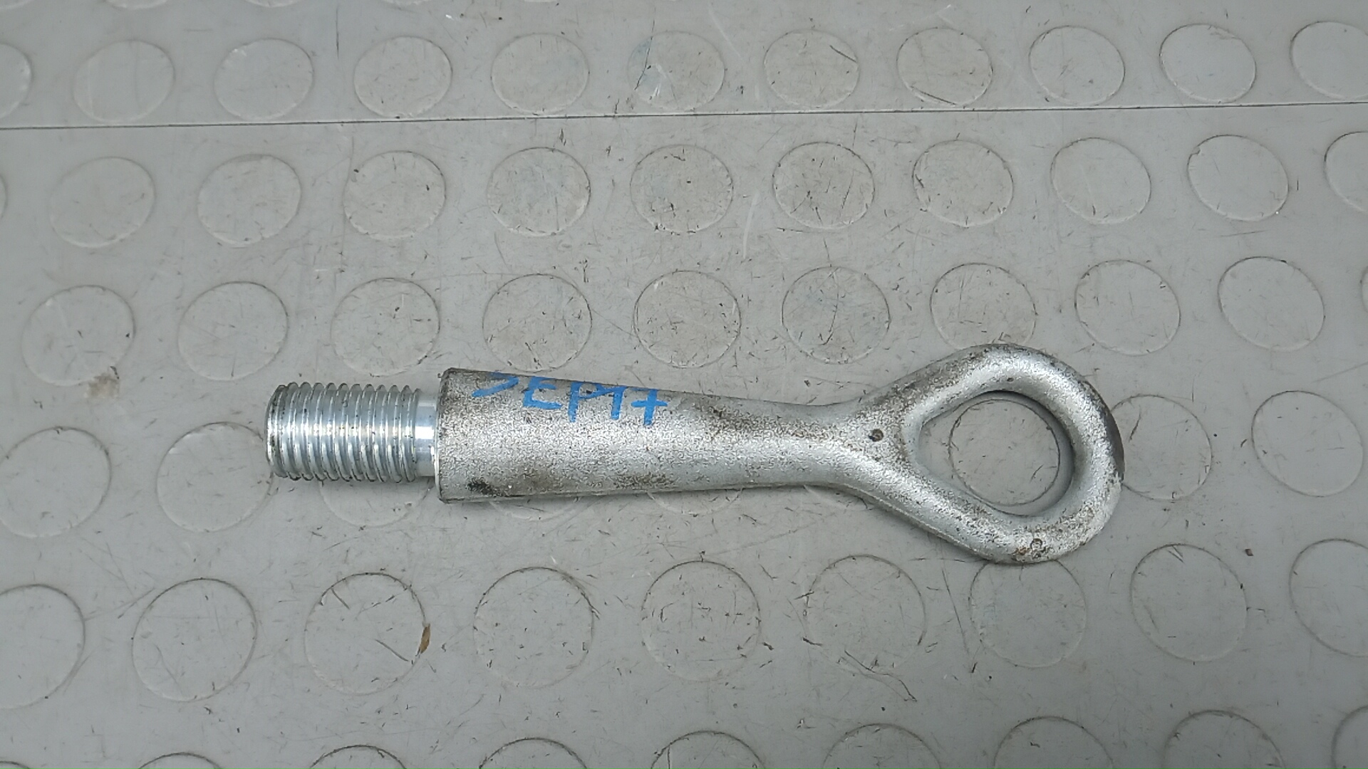 Крюк буксировочный