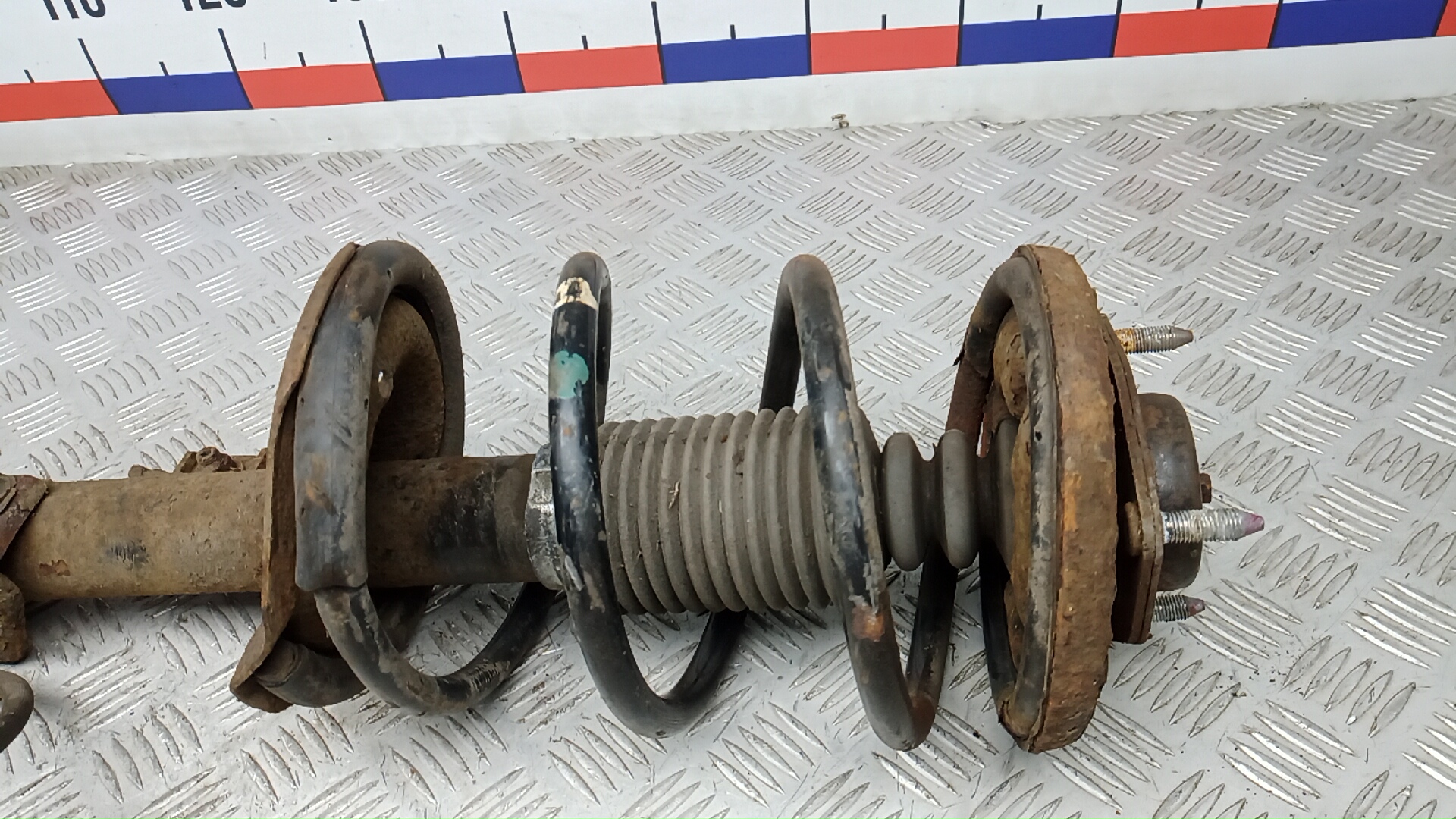 Амортизатор передний правый