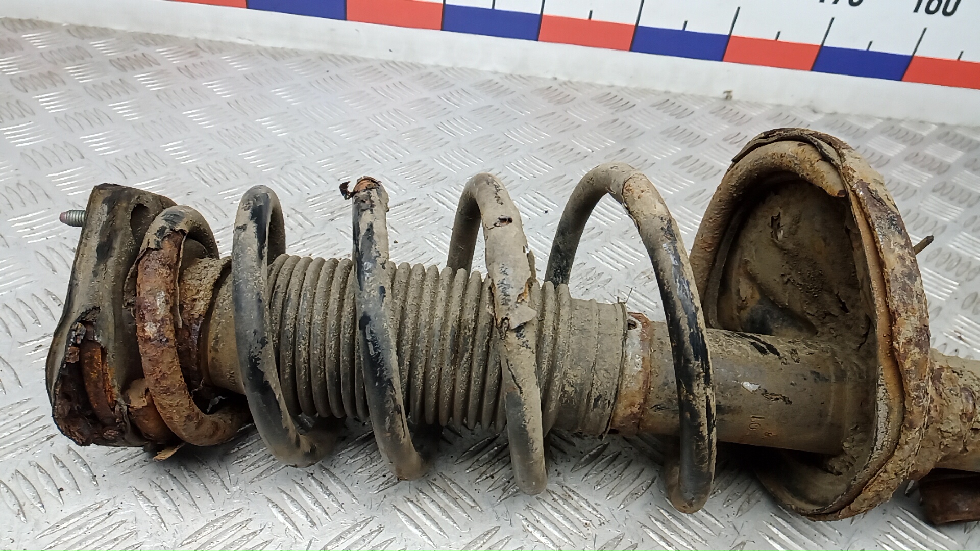 Амортизатор задний правый