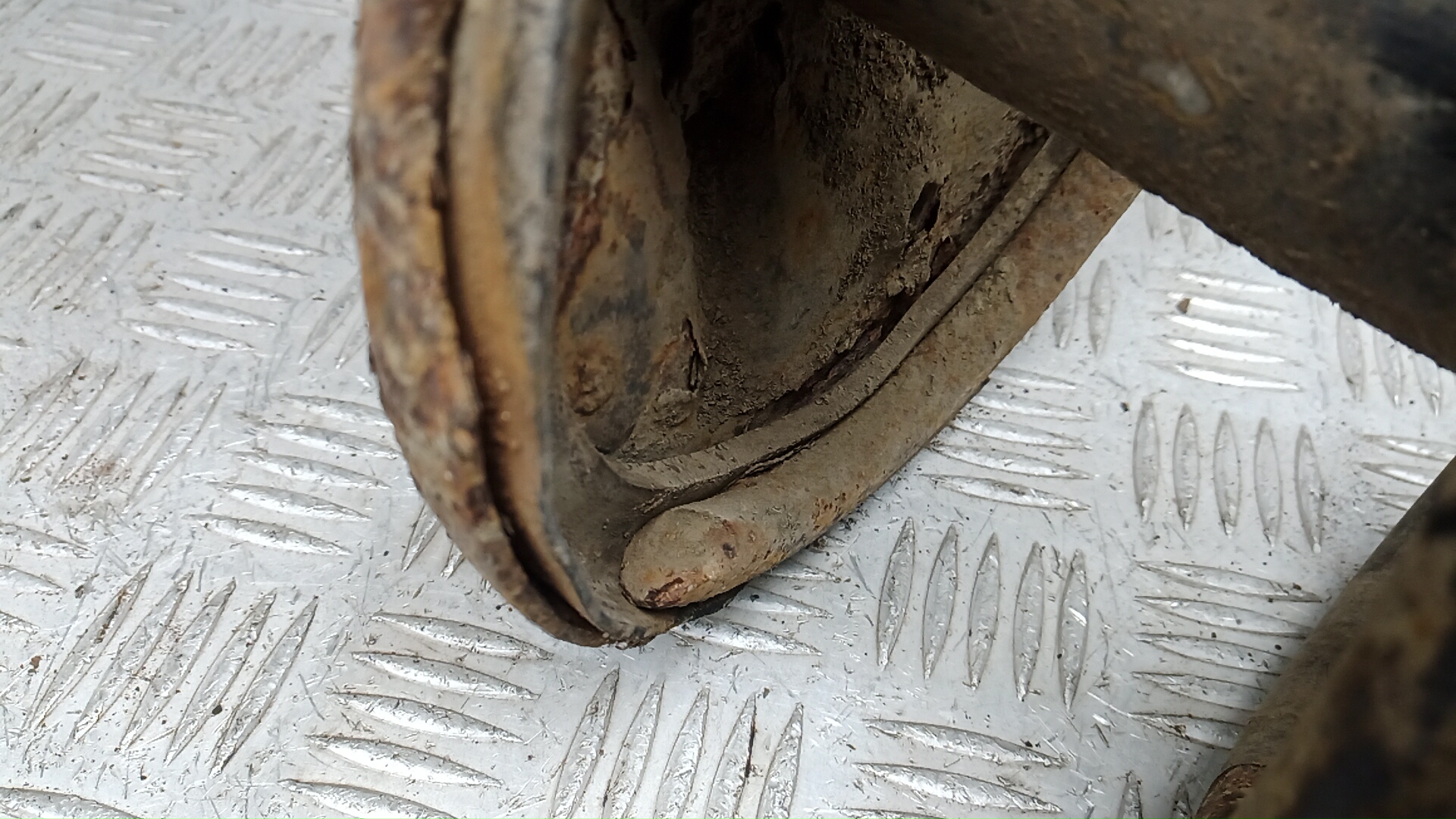 Амортизатор задний правый