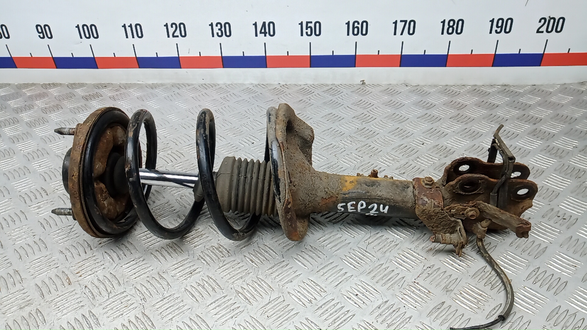 Амортизатор передний левый